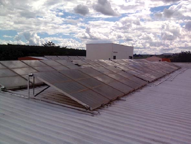 Os painéis solares instalados no telhado do Blue Tree Park Lins asseguram água quente para torneiras e chuveiros do empreendimentos