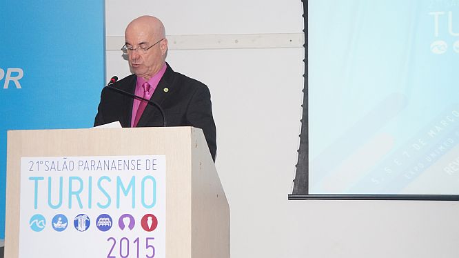 Roberto Bacovis, Presidente da ABAV-PR, abriu os discursos da noite na abertura do 21º Salão Paranaense