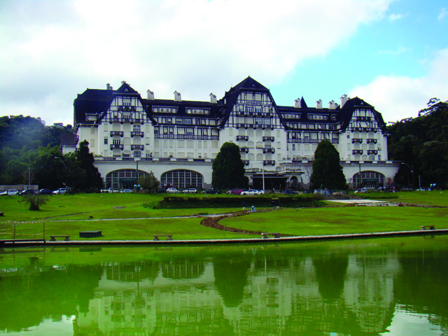 O Quitandinha foi construído em 1944 para ser o maior cassino hotel da América do Sul,  mas em 1946 o jogo foi proibido no Brasil