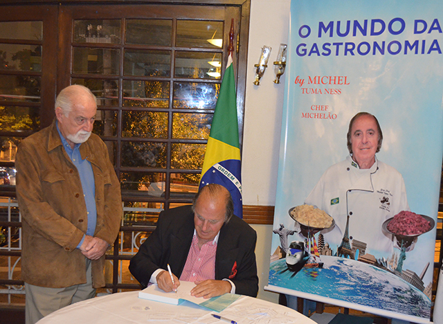 Leonel Rossi Júnior, Vice-presidente da ABAV aguardando o livro ser autografado pelo Chef Michelão 