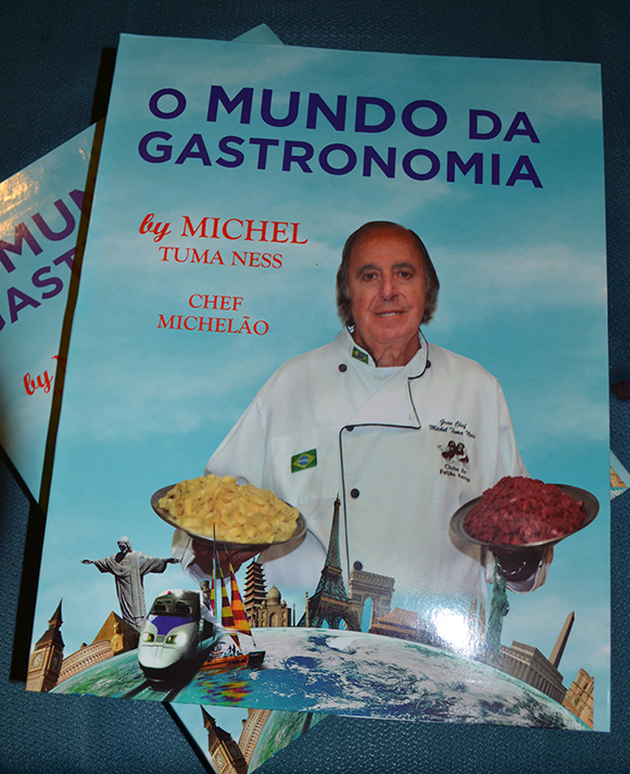 O livro conta com 321 receitas que o Chef Michelão conheceu em vários países do mundo que visitou