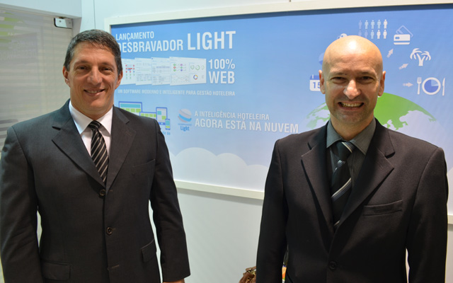 Da esquerda a direita da foto, Marcelo Pompeo, Diretor geral da Desbravador com  Alcir Togo, Diretor de vendas