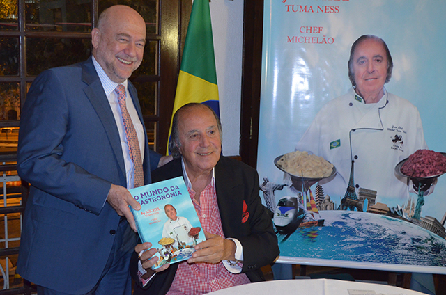 Sérgio Pasqualini, Diretor do Expo Center Norte exibindo com orgulho o livro que acabara de receber autografado pelo Chef Michelão