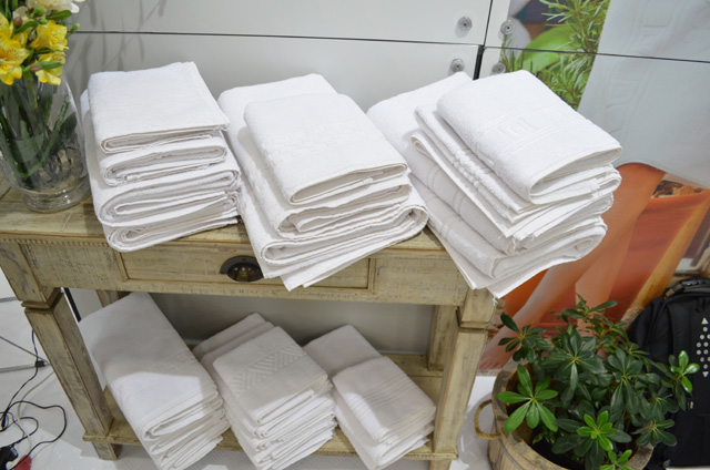 Vários modelos de  toalhas Atlantica estão expostas no estande da Harus