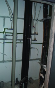 As instalações hidráulicas dos apartamentos em tubos pex são embutidas em conduites dentro das paredes de dry-wall para facilitar a manutenção