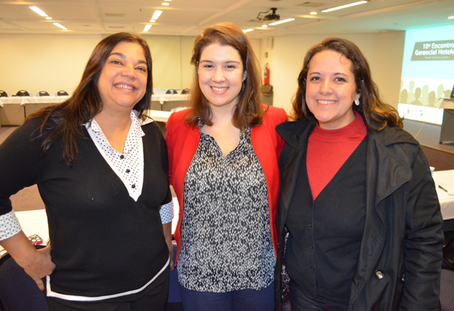 Da esquerda a direita da foto, Marli Torarbo (Transamerica) , Fernanda Neves e Clarissa Souza (Booking.com) 