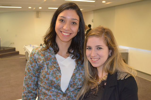 Da esquerda a direita da foto, Andresssa Nascimento e Juliana Zandarim, representantes do São Paulo Convention Visitors Bureau