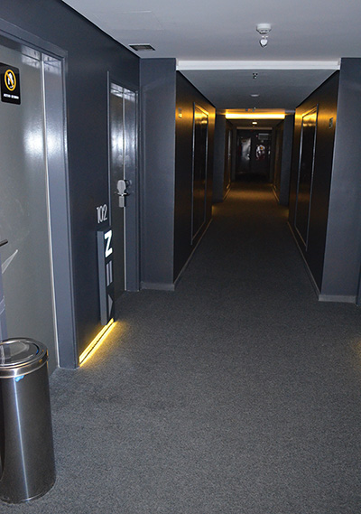 Os corredores possuem tons escuros, mas é compensada por uma eficiente iluminação de leds