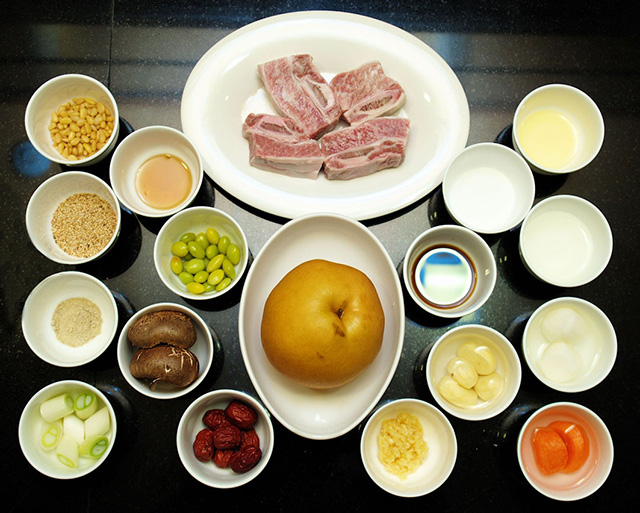 Ingredientes para a preparação do Galbi, prato coreano à base de costela de vaca 
