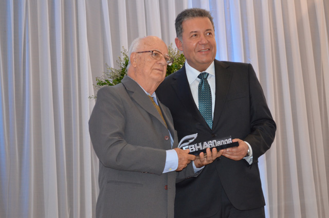 Julio Crusho recebendo a homenagem pelos bons serviços prestados ao setor