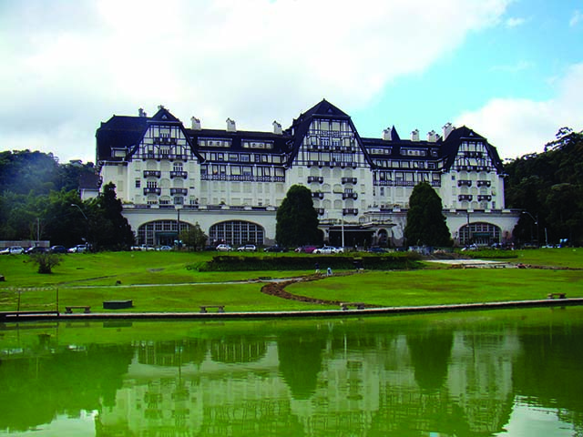 O Quitandinha foi construído em 1944 para ser o maior cassino hotel da América do Sul, mas em 1964 o jogo foi proibido no Brasil - Crédito da foto - Prefeitura de Petrópolis