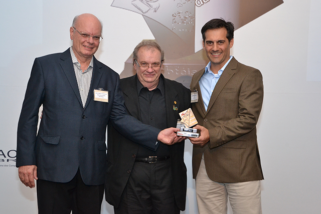 Ao centro da foto o chef de cozinha Jorge Monti, que entregou o troféu a Alexandre Boccia (Diretor Comercial) e João Alberto Rodrigues (Diretor de vendas)
