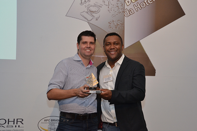 Jean Victor Oliveira, executivo de vendas da Friboi, recebeu o troféu do Chefe de Cozinha do Hotel Tryp Iguatemi, Acácio Santiago