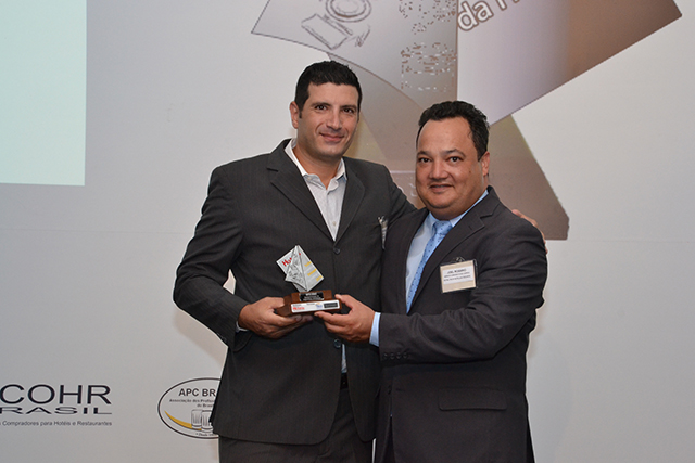 Luis Fernando Calil Carvalho, gerente de vendas da Intelbras, recebeu o prêmio das mãos de Joel Rosário, gerente corporativo de compras da rede Royal Palm Hotels & Resorts