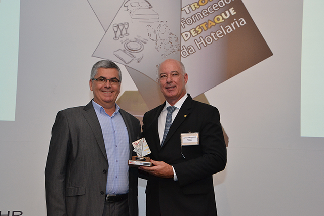 Na foto, Marcos Rossi, Sócio-Diretor da empresa Padrão Argil recebe o prêmio das mãos do Deputado Federal Herculano Passos, pela categoria Implantador Hoteleiro 