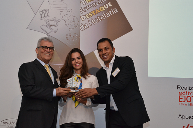 Na foto, Harley Paiva e Lara Lima Paiva Daher recebem o prêmio de Wesbley Carvalho, Comprador no hotel Grand Hyatt São Paulo, na categoria Marcenaria