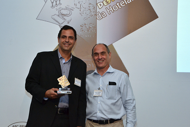 Na foto, Mauricio Valente, Diretor Comercial da CM Soluções recebe o prêmio de melhor Gerenciamento a internet/ Tecnologia da informação de Diogo Canteras, Sócio-Diretor da HVS Consultoria
