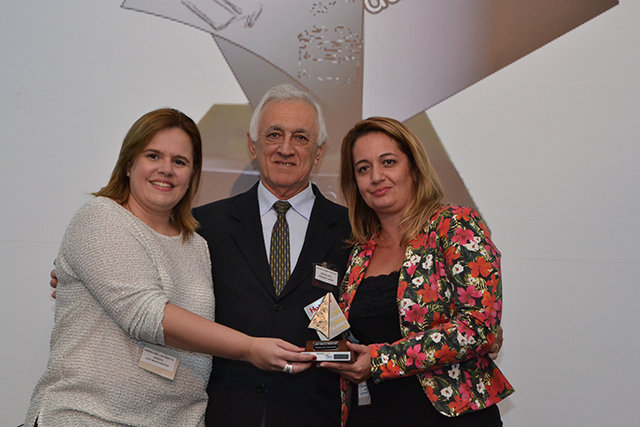 Vencedoras da categoria Tecidos para decoração, as Gerentes da Lady Revestimentos Andrea Bellon Rizetto e Juliana Motta, receberam o prêmio das mãos de Francisco Dalmário - Diretor Executivo da Pergamon Turismo & Eventos