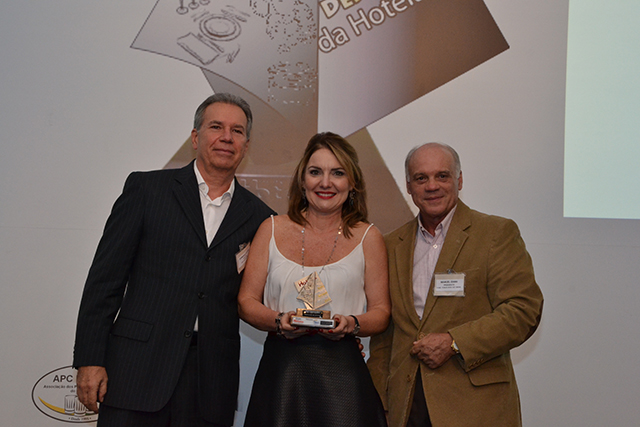 A Diretora da VAG Confecções Vanessa Andrade Gomes recebe o prêmio na categoria Cortinas, entregue por Manuel Gama, Presidente do FOHB