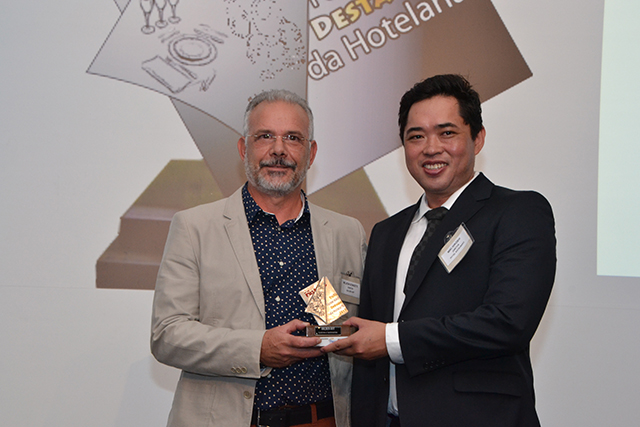 Nelson Donizete, Diretor Geral da Golden Art, recebe o prêmio de Miki Hiroshi, Diretor do hotel Matsubara, pela categoria Lustres/Luminárias