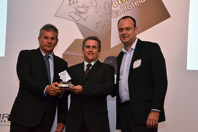 Reginaldo e Wuander Ferreira, Diretor Comercial da Aluminas, recebem o prêmio de melhor fornecedor de Móveis para área externa das mãos de Cesar Nunes, Diretor Comercial do Royal Palm Hotels & Resorts