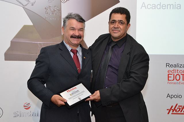 Antonio Xavier, presidente da Abracohr recebendo a placa de homenagem das mãos de Neemias Oliveira, executivo de contas da Revista Hotéis