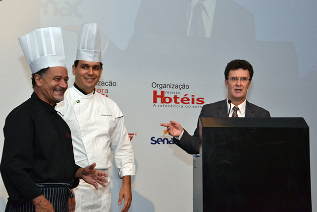 Os chefs de cozinha Valdomiro Santos e William Nunes ao lado de Edgar J. Oliveira