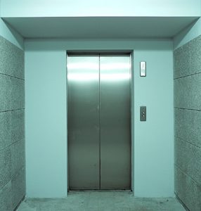 Os elevadores necessitam de manutenção preventiva constante. Dessa forma, acidentes podem ser evitados