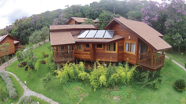 Os painéis solares dos chalés do SP Aventura Ecolodge, em Ibiúna (SP), garantem energia para todo conforto  do hóspede