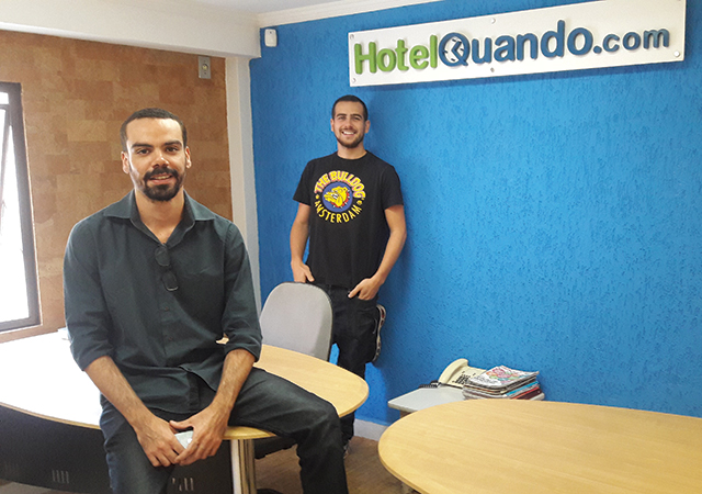 Max Campos (à frente) e Pedro Xavier, cofundadores da ferramenta ‘HotelQuando.com’ 