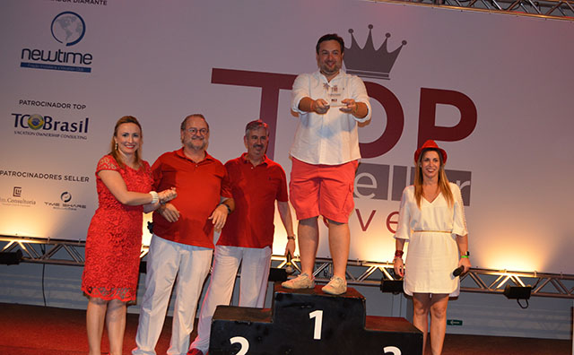 Guilherm Martini, CEO do Complexo Costa de Sauípe subiu ao podium para receber seu troféu