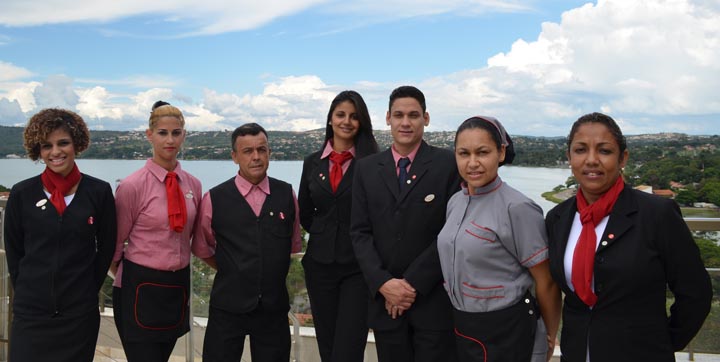 Sejam mais sóbrios ou descolados, os uniformes devem seguir o conceito da marca do hotel, como no Ramada Lagoa Santa Internacional Aeroporto / Belo Horizonte - Foto - Divulgação