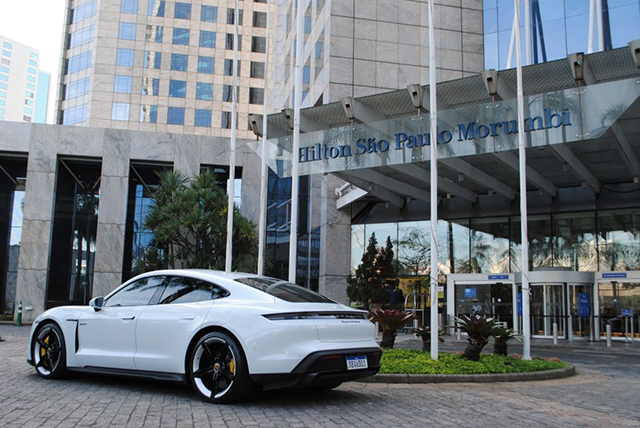 Hilton e Porsche lançam estações de recarga para carros elétricos